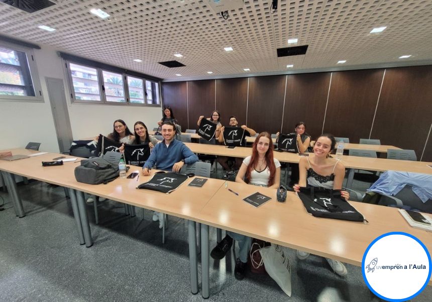 Un grup d'estudiants somriu a càmera després de rebre formació en emprenedoria.